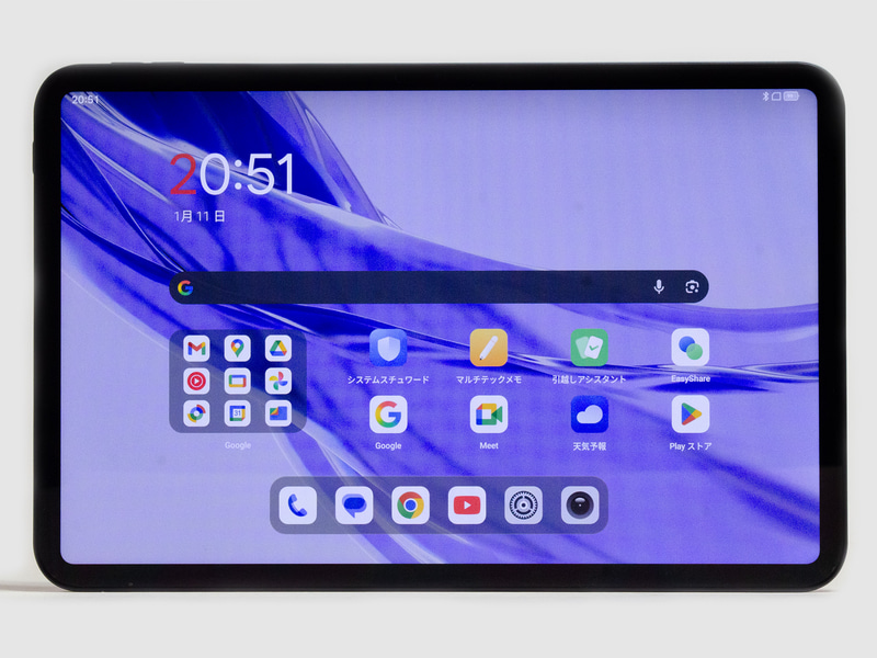 前面。フチ上中央に前面カメラ。フチはそれなりにある。写真からは分からないが、保護フィルムを装着した状態で出荷している