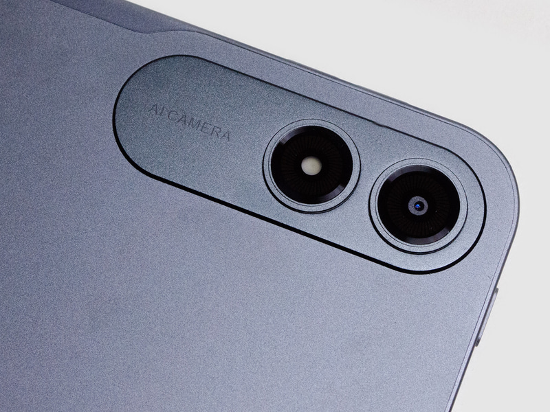 外側が背面カメラ。内側はLEDライト