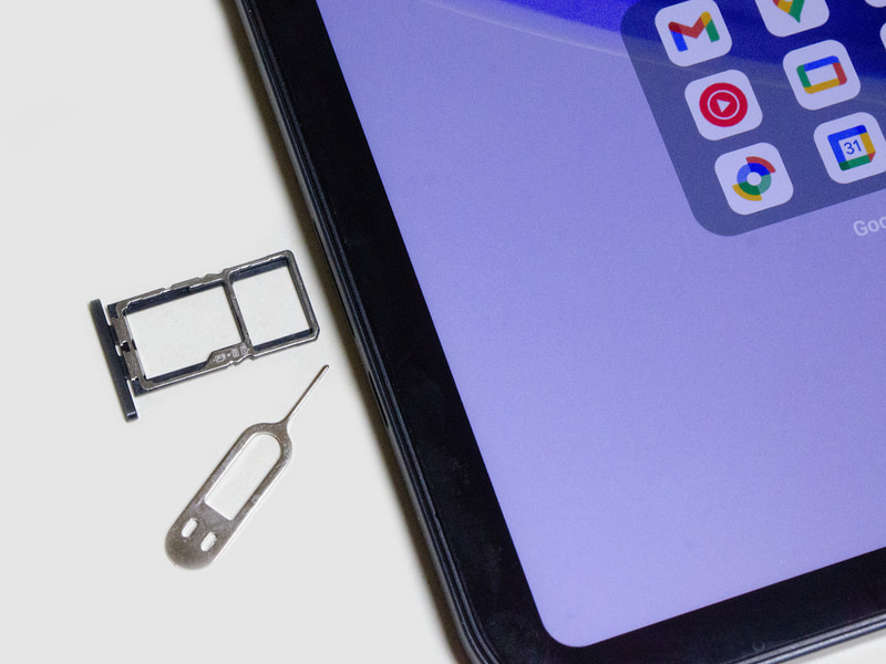 SIM/microSDスロット。右側がSIM1、左側のSIM2はmicroSDカードと排他