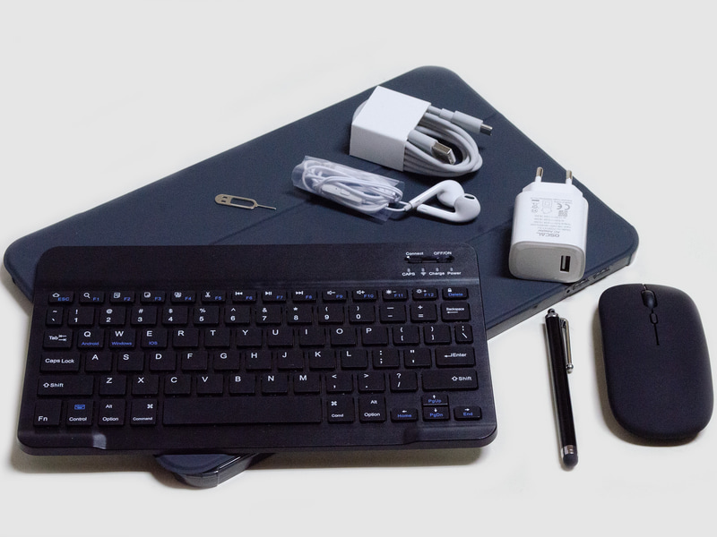 付属品はケース、キーボード、SIM用イジェクトピン、イヤフォン(ケーブルあり)、Type-A/Type-Cケーブル、ACアダプタ、パッシブペン、マウス