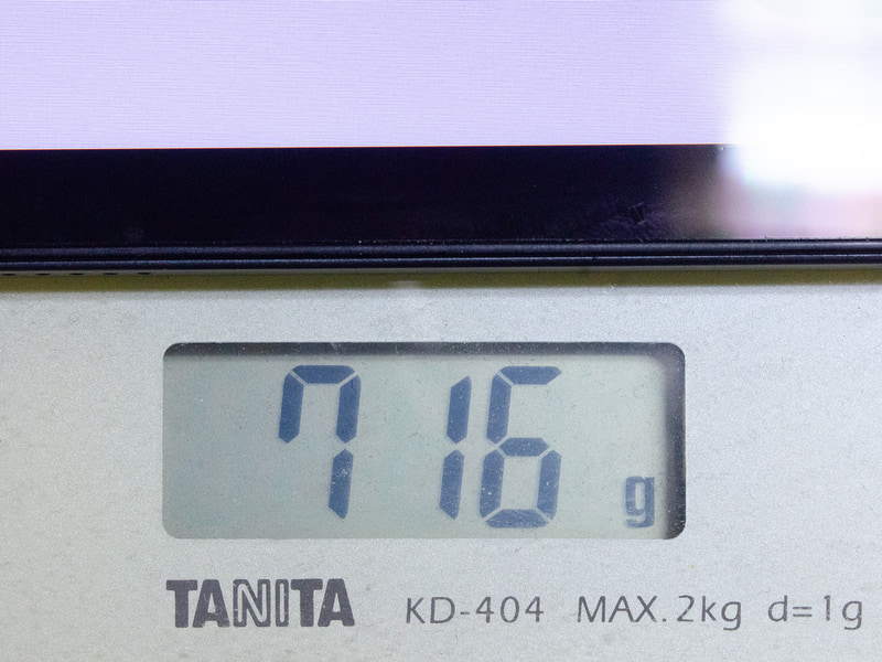 重量は実測で716g。ケース単体で339g
