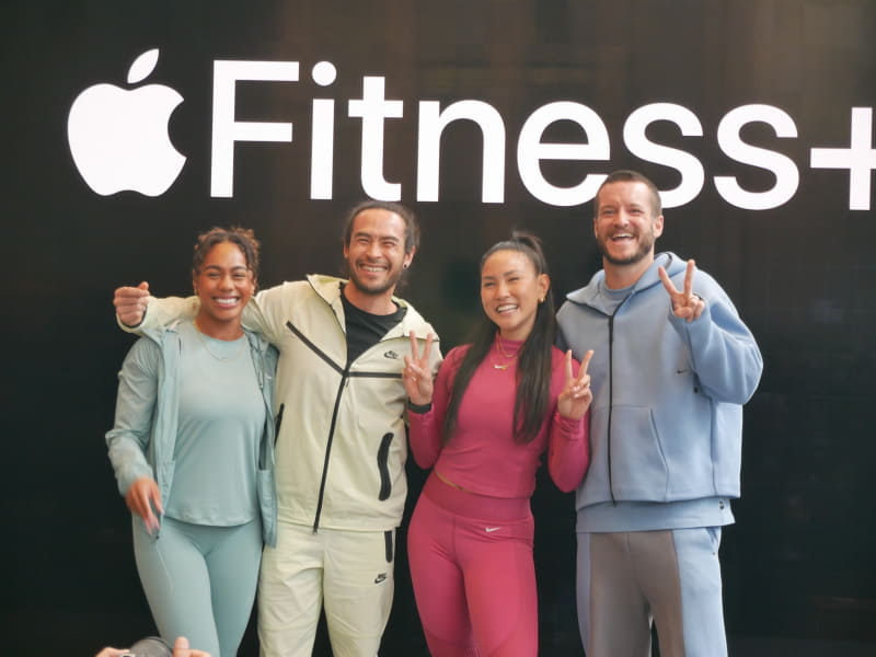 登壇した3人のApple Fitness+トレーナー(左から)シェリカ・ホルマン氏、飯田クライン“ダイス”・大介氏、キム・ンゴー氏と、HIIT担当トレーナーのブライアン・コクラン氏(右端)