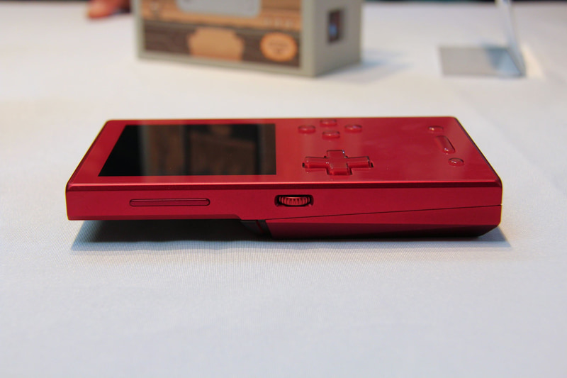 左側面。SagicSwitchスクロールホイールを備える