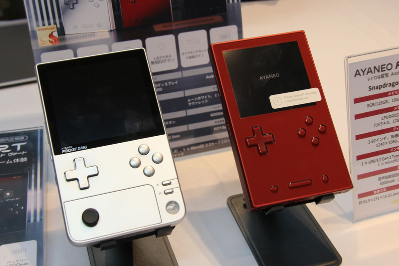 左:Pocket DMG ブライトシルバーモデル、右:Pocket Vert