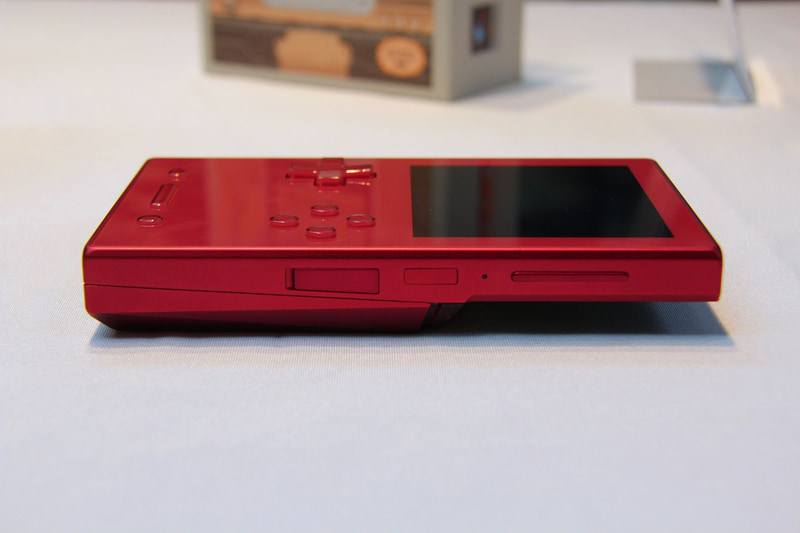 右側面。指紋認証一体型電源スイッチを備える