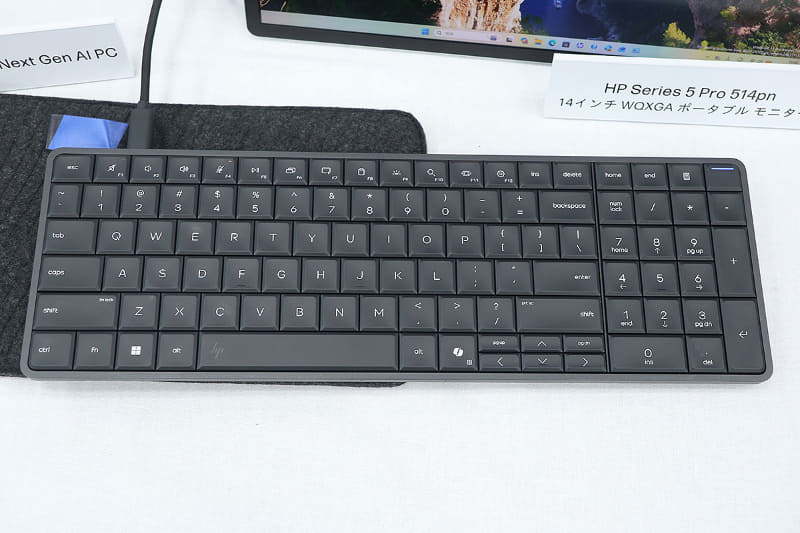 本体正面。これを見ただけではPCだと気づかないだろう。キーはノートPCのような感じだが、若干凹んで指のフィット感が高まっている