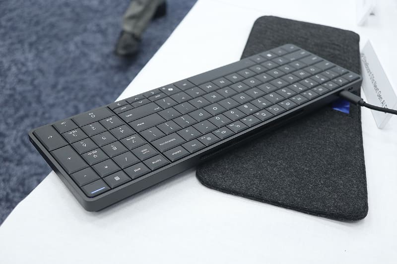 本体後部をよくよく見れば排気口が見えるが、それでもPCだとは思えないほど薄い