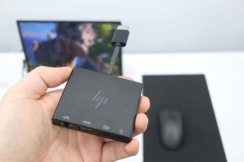 インターフェイスはUSB Type-C 2基だけなので、不足を補うためにドックも用意される