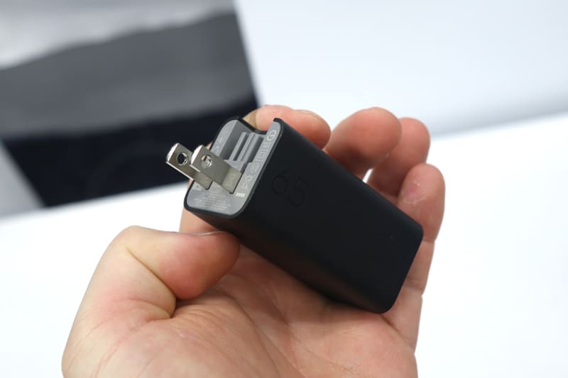 付属の65W ACアダプタはかなり小型に