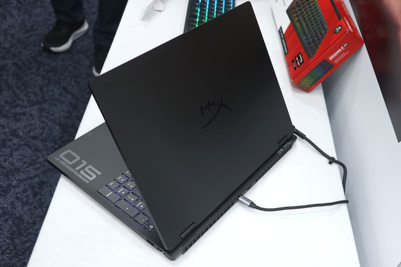 天板はすでにHyperXのロゴに