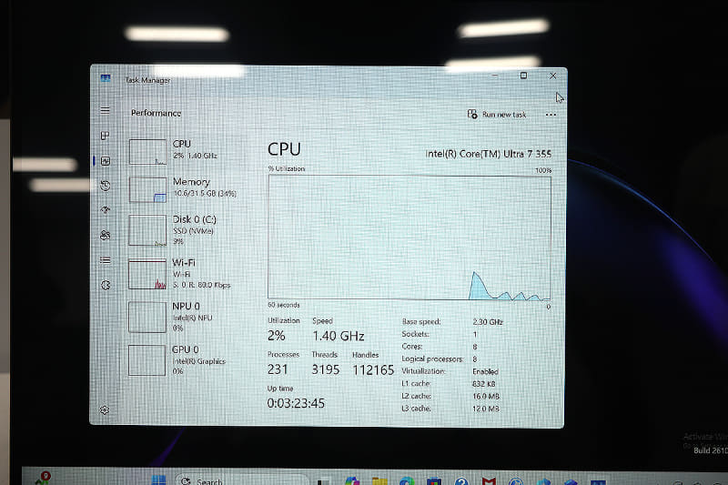 展示されている製品では、すでにCore Ultra 7 355が搭載されていた