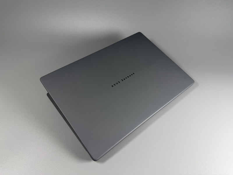 ボディ全体にセラミックとアルミニウムを融合させた独自開発の「セラルミナム」という合金を採用することで軽いだけでなく、高い耐衝撃性と耐摩耗性を実現している