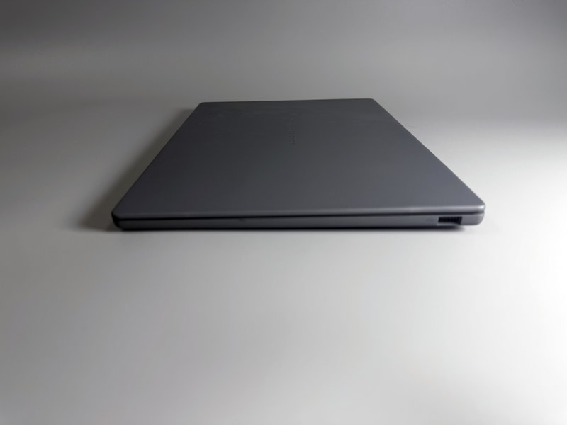 一番厚い部分でも15.9mmしかなく薄い点も本機の魅力。最大40Gbpsのデータ転送、USB PD、ディスプレイ出力に対応したUSB4端子を2つ装備するなどインターフェイスは十分。USB Type-A端子は最大10Gbpsのデータ転送に対応している