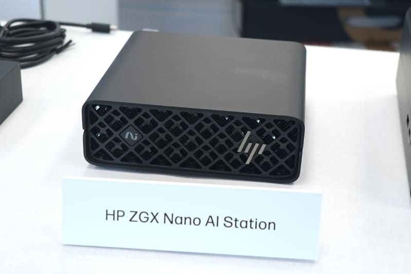 ついでに、GB10ベースの「HP ZGX Nano AI Station」の実物も展示されていた