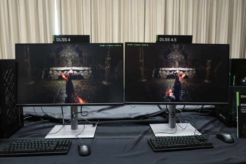 DLSS 4(左)とDLSS 4.5(右)の画質比較デモ。火の粉の舞い上がり方がより派手になっている