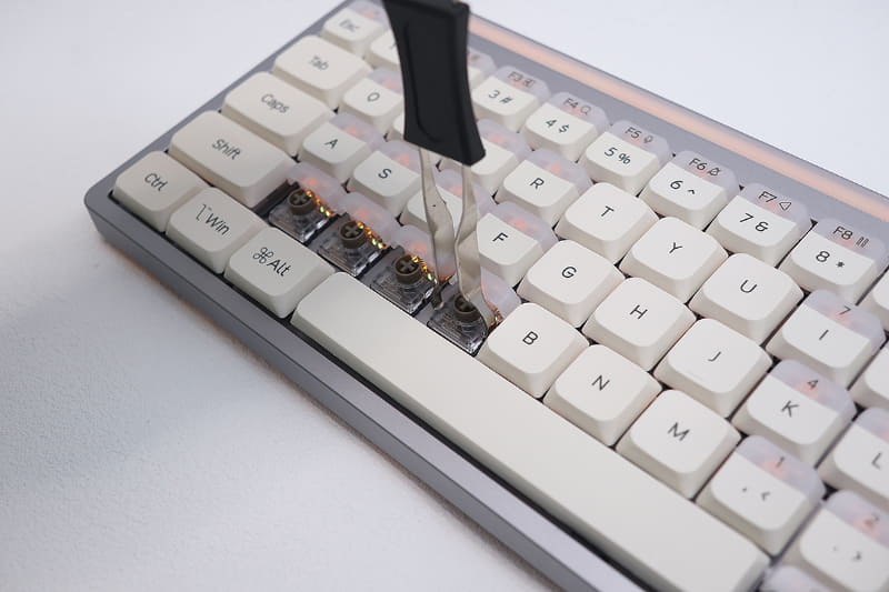 続いてキープラーの逆側でスイッチを外す