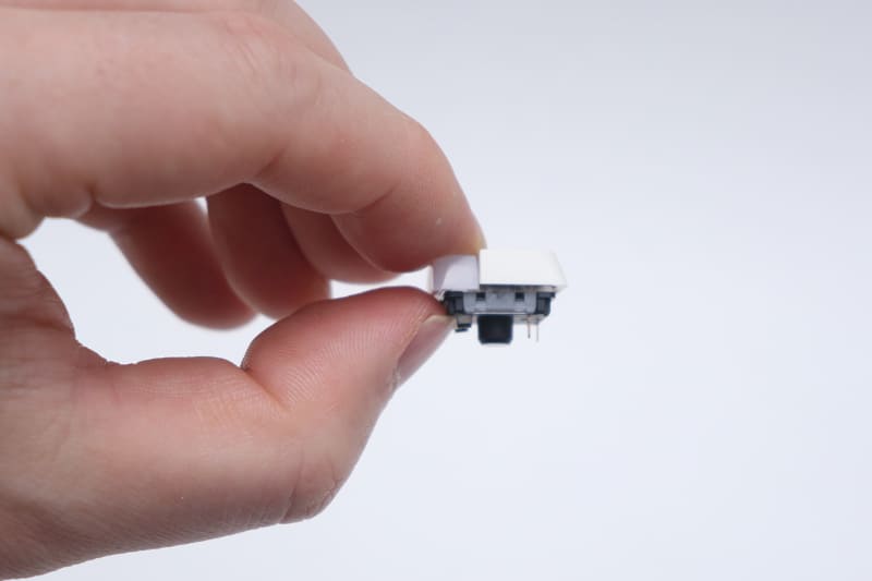 本来の設計としては、Upper KeyはLower Keyよりもストロークが深く設定されているため誤入力が発生しにくい、というもの。キー単体では確かにこの設計思想が反映されている