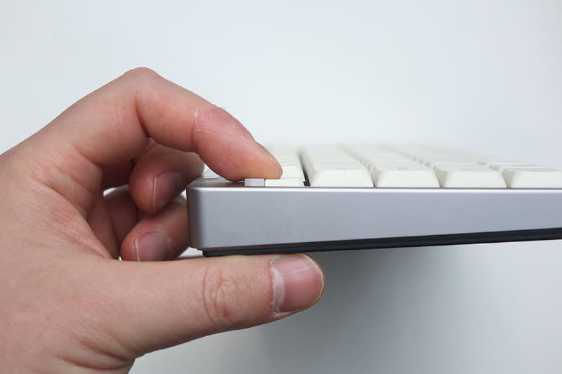 ところが実際に本体に装着すると、ツライチになってしまう。それどころか、Upper Keyのほうが高い状況も。おそらくUpper Keyの2つの支柱長が、設計より長くなってしまったのだろう