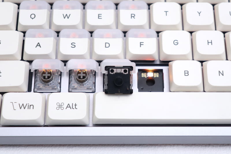 Upper Keyは2つの導電ゴムによる2つの接点の導通で反応するようだ。Lower Keyは普通のメカニカル