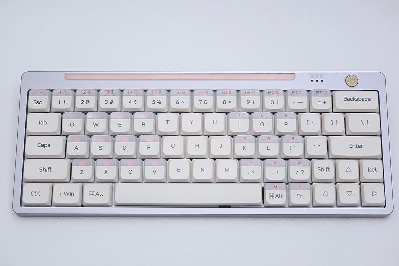 一部のキーがUpper KeyとLower Keyに分割されており、1キーのスペースで2つの機能を実現