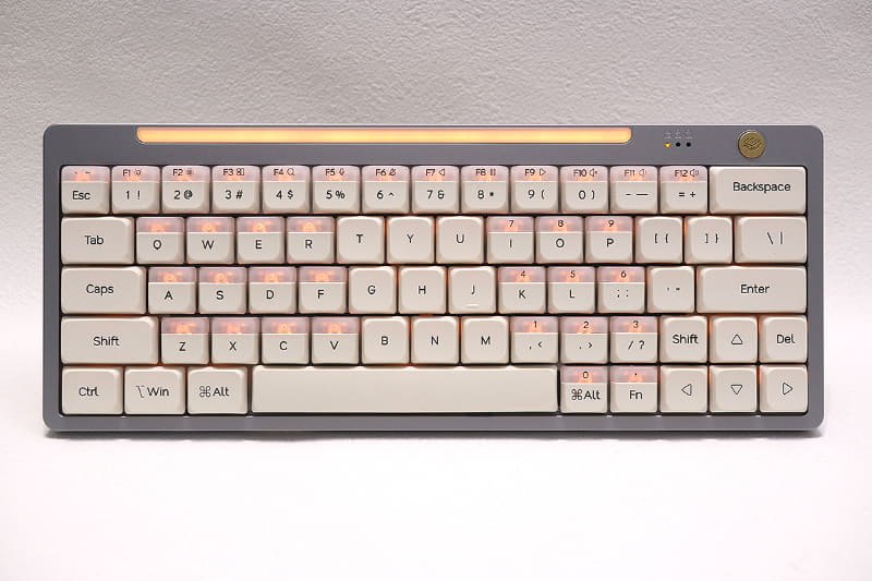 標準のレイアウト。左手のほうがデュアルアクションキーが多い