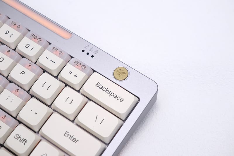 真鍮製のボタンを押下するとLEDバックライトの光らせ方を変更可能。なお、VIAソフトウェア上でも行なえる