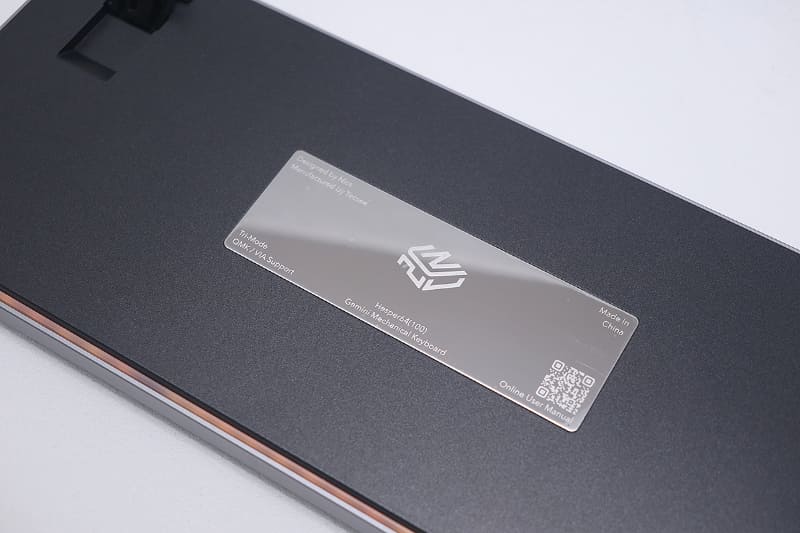 底面には銘板も。デザインにこだわっている