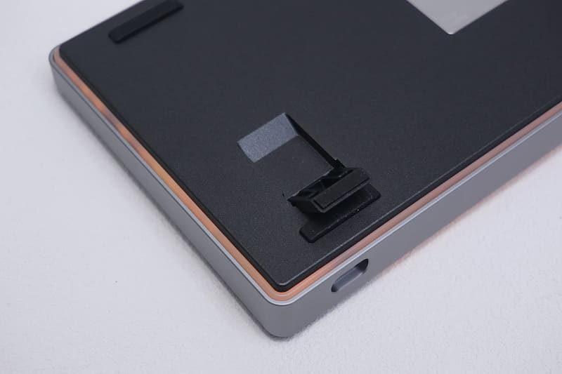 脚は1段階のチルトのみ。基本的に使ったほうが良いと思う