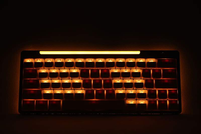 Upper Keyは透過型なのでバックライトでキートップを視認しやすいが、Lower Keyはほぼ視認できない