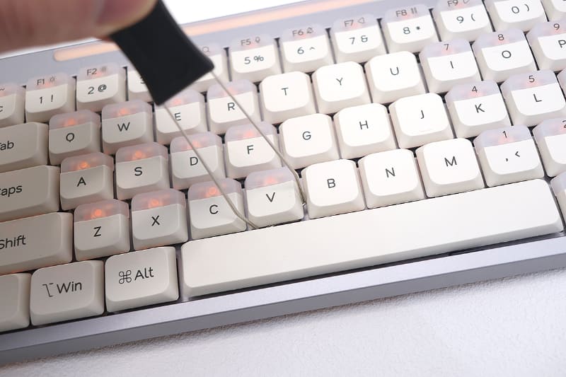 キーの交換では、まず付属のキープラーでLower Keyだけを先に外す。ちなみにUpper Keyのキーキャップは外れるには外れるのだが、バネが入っているため勢いでどっかに飛んでしまう可能性が大なので注意