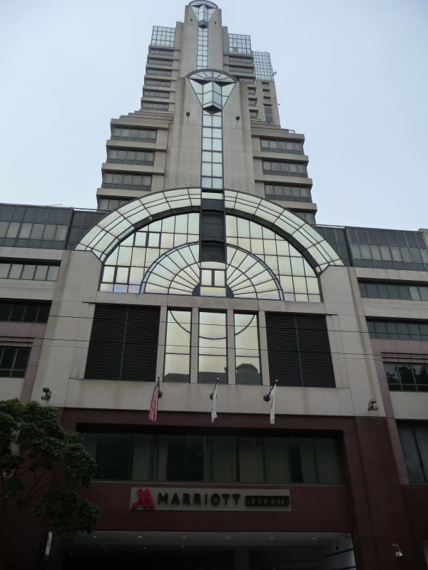 ISSCCの会場であるMarriott Marquisホテルの外観。前回のISSCC現地取材時(米国太平洋時間2025年2月16日)に筆者が撮影したもの