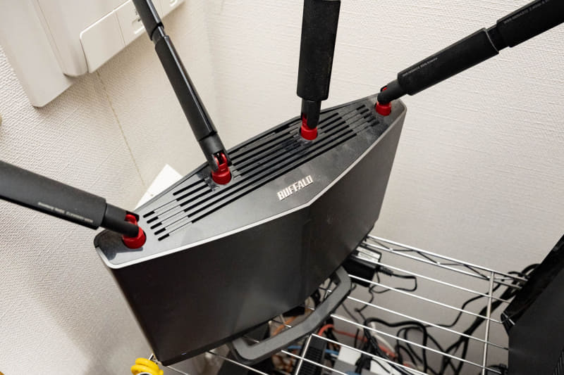 10GbpsのWAN/LANポートがあるWi-Fi 6対応ルーター。ただ、我が家ではルーターとして性能不足で、1Gbps環境時代からアクセスポイントとしての利用に留まっている