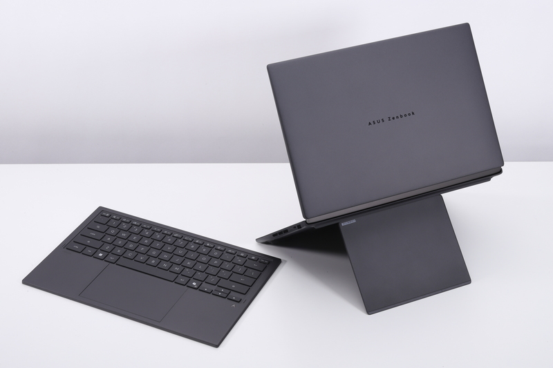 2画面モードでは、背面のスタンドを使用することでさまざまな設置スタイルを実現できる