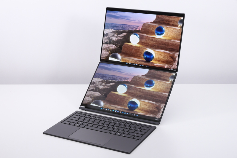 2画面モードでは、背面のスタンドを使用することでさまざまな設置スタイルを実現できる