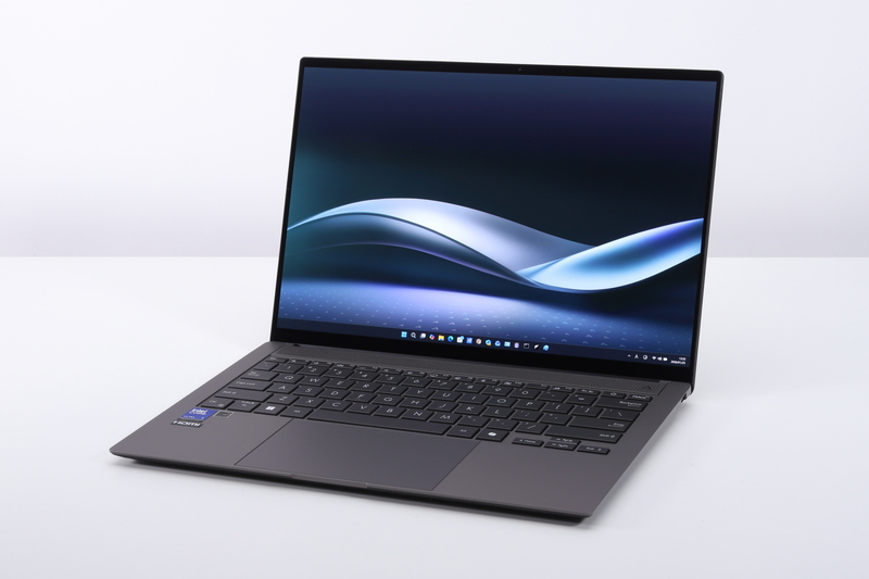Core Ultra 7 258Vを搭載するASUS Zenbook S 14(UX5406SA)