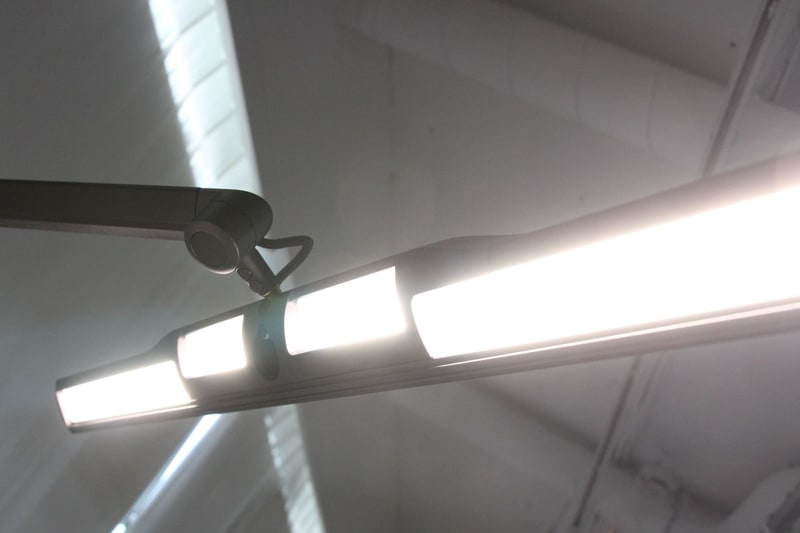 4分割された発光部がそれぞれ楽譜と鍵盤を照らす