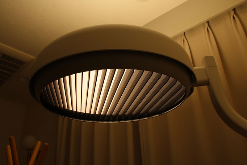 スリット上のフィルタを回して光の広がりを制御できる