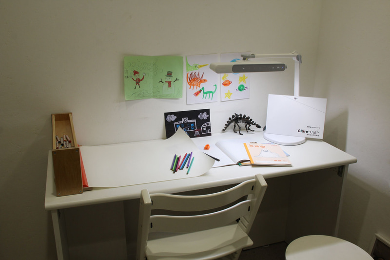 顔に光を当てずに机を照らすMindDuo 2