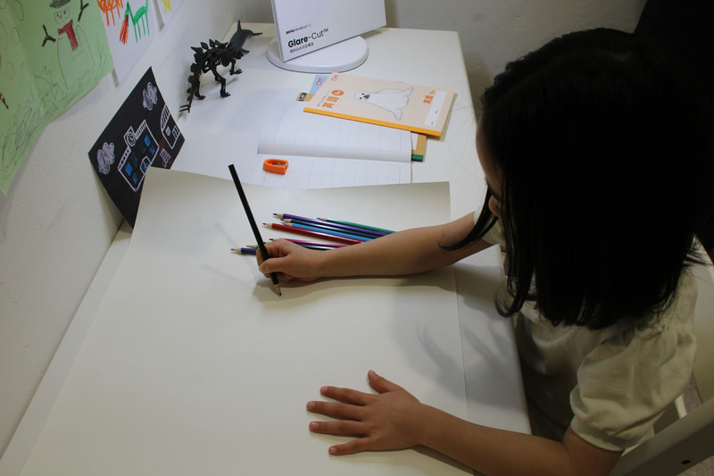 顔に光を当てずに机を照らすMindDuo 2