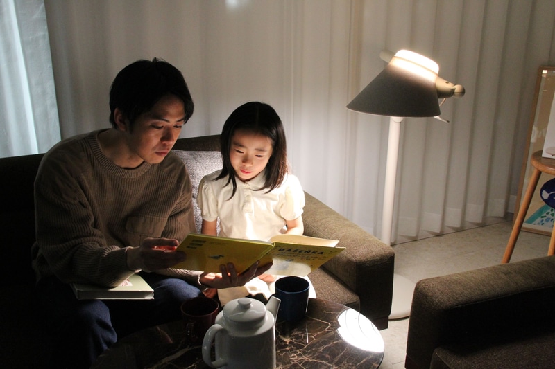 NookLight。顔に光を当てず、手元だけを照らす