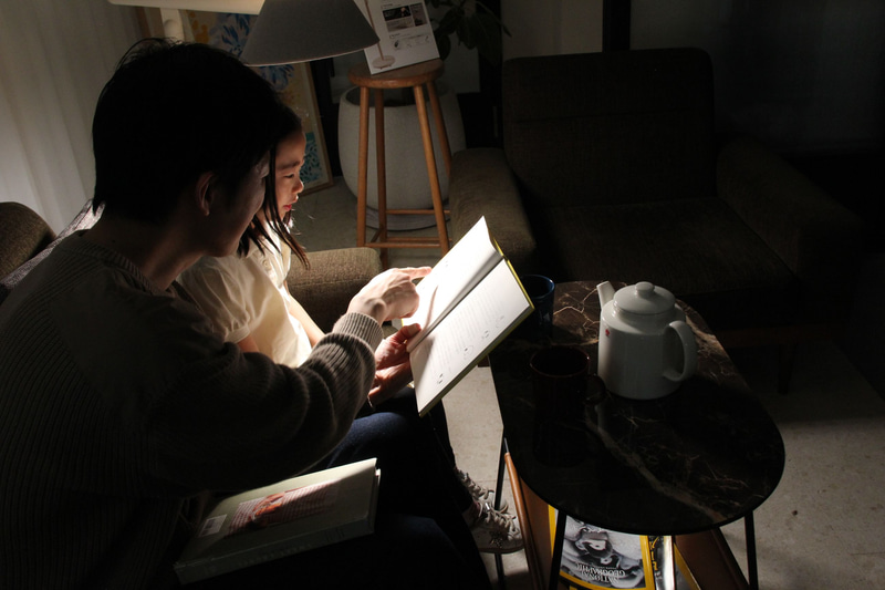 NookLight。顔に光を当てず、手元だけを照らす