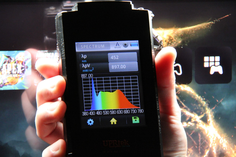 他社製品のスペクトル。ブルーライトのピークが目立つ