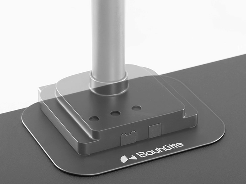 デスク天板の歪みを軽減する「天板補強プレート」が標準付属