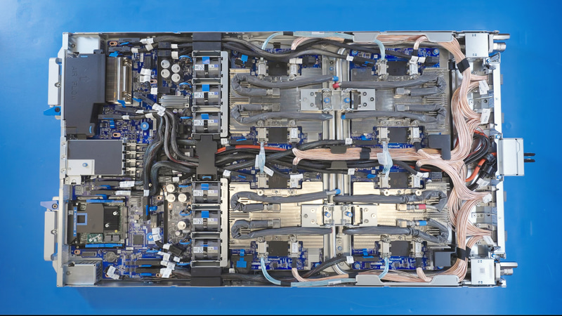 Maia 200を搭載したサーバーブレード、一つのブレードに四つのMaia 200が搭載されている(写真提供: Microsoft)