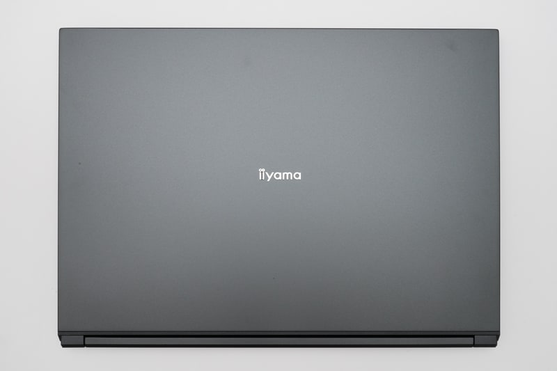 本体天面。iiyamaロゴなしの天板も選択可能
