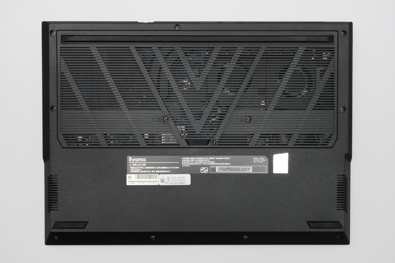 本体底面。大型の空冷ファンが2つ透けて見える