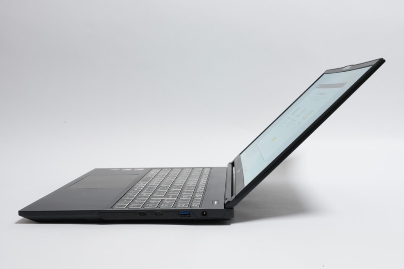 ディスプレイの最大展開角度は実測137度