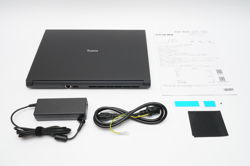 パッケージには本体、ACアダプタ、電源ケーブル、説明書類、サーマルパッド×2、M.2 SSD固定用ネジ、クリーニングクロスが同梱