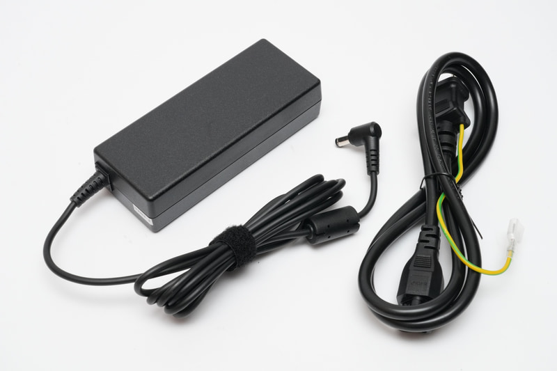 ACアダプタのサイズは実測約128×52×30mm。ACアダプタのコード長は実測180cm、電源ケーブルの長さは実測100cm