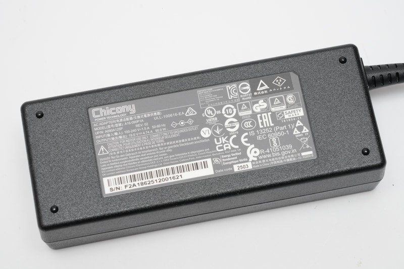 ACアダプタの型番は「A16-090P1A」。仕様は入力100-240V～1.5A、出力19V 4.74A、容量90W